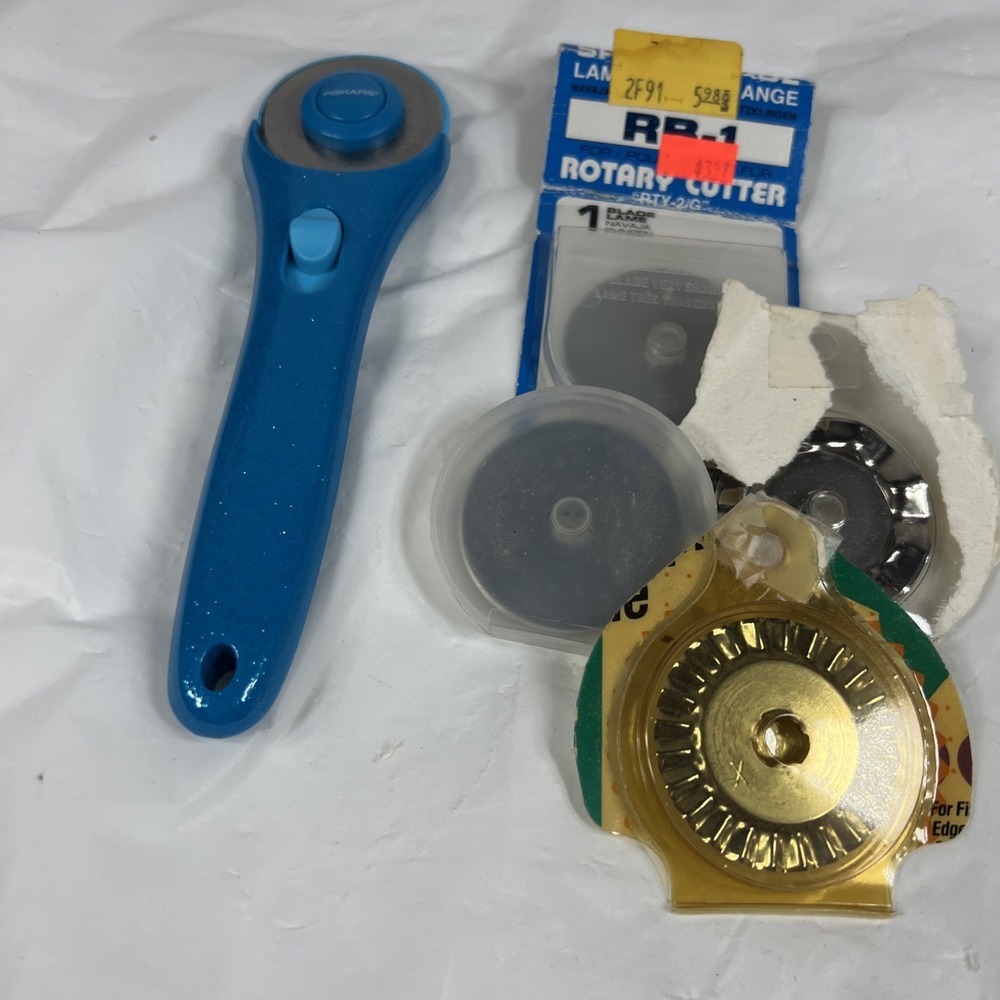 FISKARS STICK ROTARY CUTTER [45 mm] [BLADE GUARD][QUICK CHANGE]‎ Extra Blades